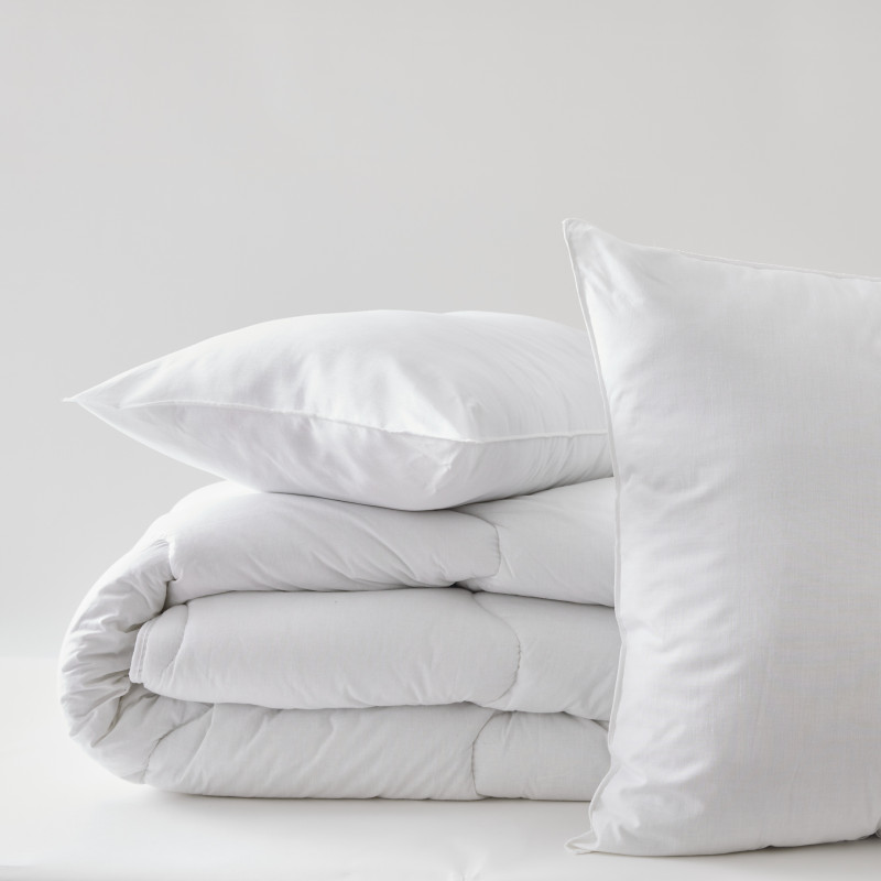 Pack Couette très chaude 140 x 200 + Oreiller 60 x 60 + Oreiller 45 x 70 Polycoton "Confort" traité Anti Acarien Soft & care