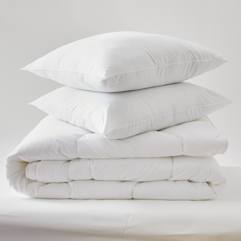 Pack Couette très chaude 260 x 240 + 2 Oreillers 60 x 60 Polycoton "Confort" traité Anti Acarien Soft & care