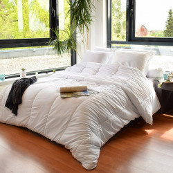 Couette légère anti transpirante 200 gr/m² 140 x 200 cm pour lit 1 place 90 x 190 cm